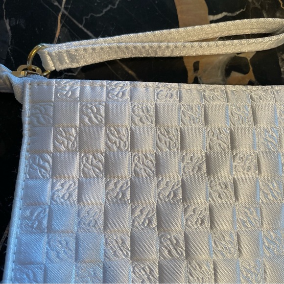 3 Multi-use Zippered Pouches Red Sporty Bag Green Vented Bag & White Classy Bag - Picture 3 of 14